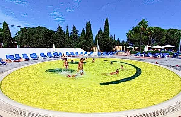 Желтый бассейн